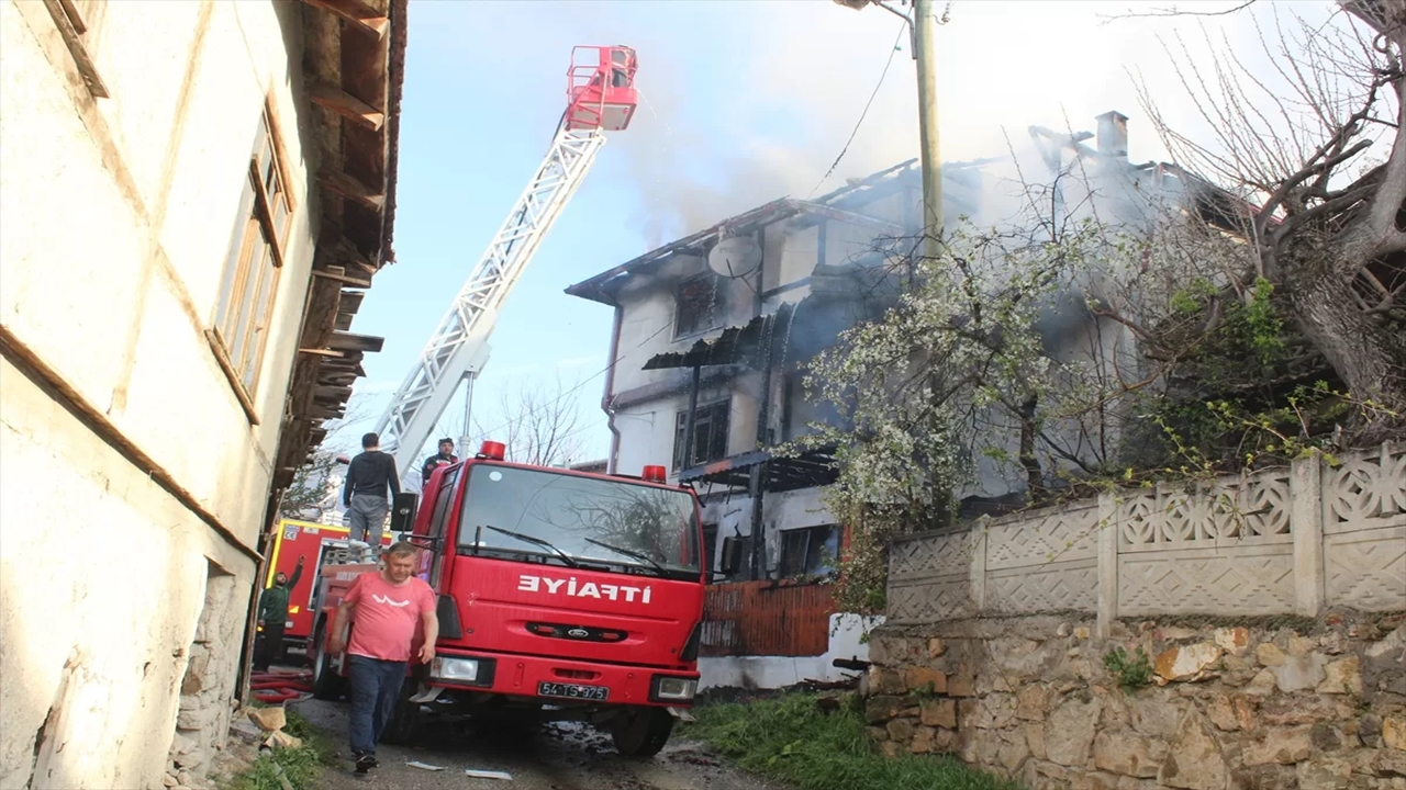 ahşap ev yangın sonucunda kullanılmaz duruma geldi