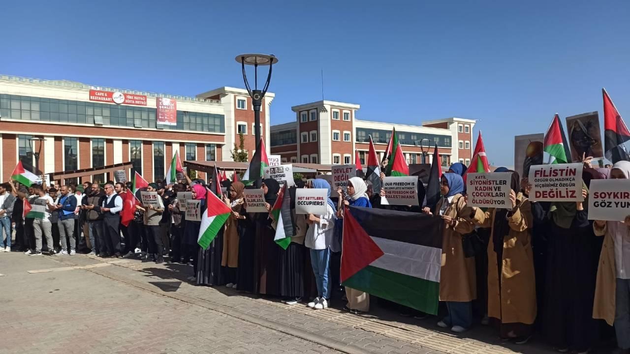 ak partili gençler İsrailin gazzeye saldırılarını protesto etti