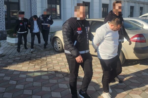 Akaryakıt İstasyonun Kasasını Soyan İki Şüpheli Gözaltına Alındı