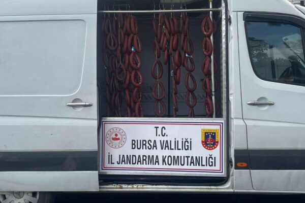 Akaryakıt İstasyonunda Minibüste Sucuk Yıkanmasına İlişkin 2 Kişi Yakalandı