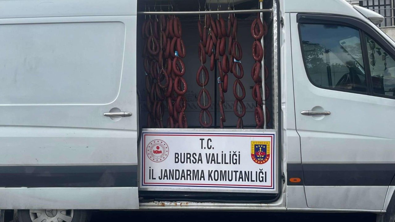 akaryakıt İstasyonunda minibüste sucuk yıkanmasına İlişkin 2 kişi yakalandı