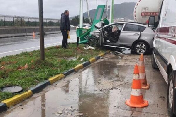 Akaryakıt İstasyonunun Tabelasına Çarpan Sürücüsü Öldü