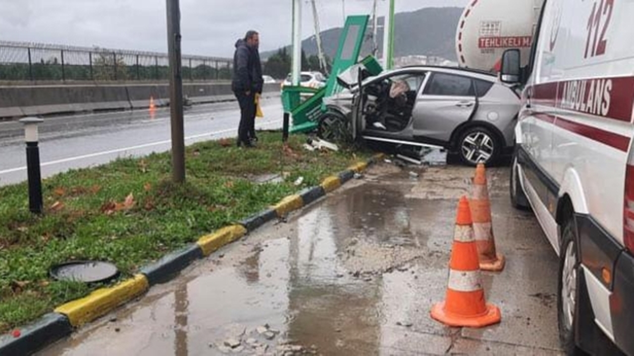 akaryakıt İstasyonunun tabelasına Çarpan sürücüsü Öldü