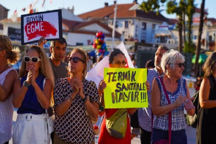 akbelen kıyımına karşı ayvalıkta zincirli hareket