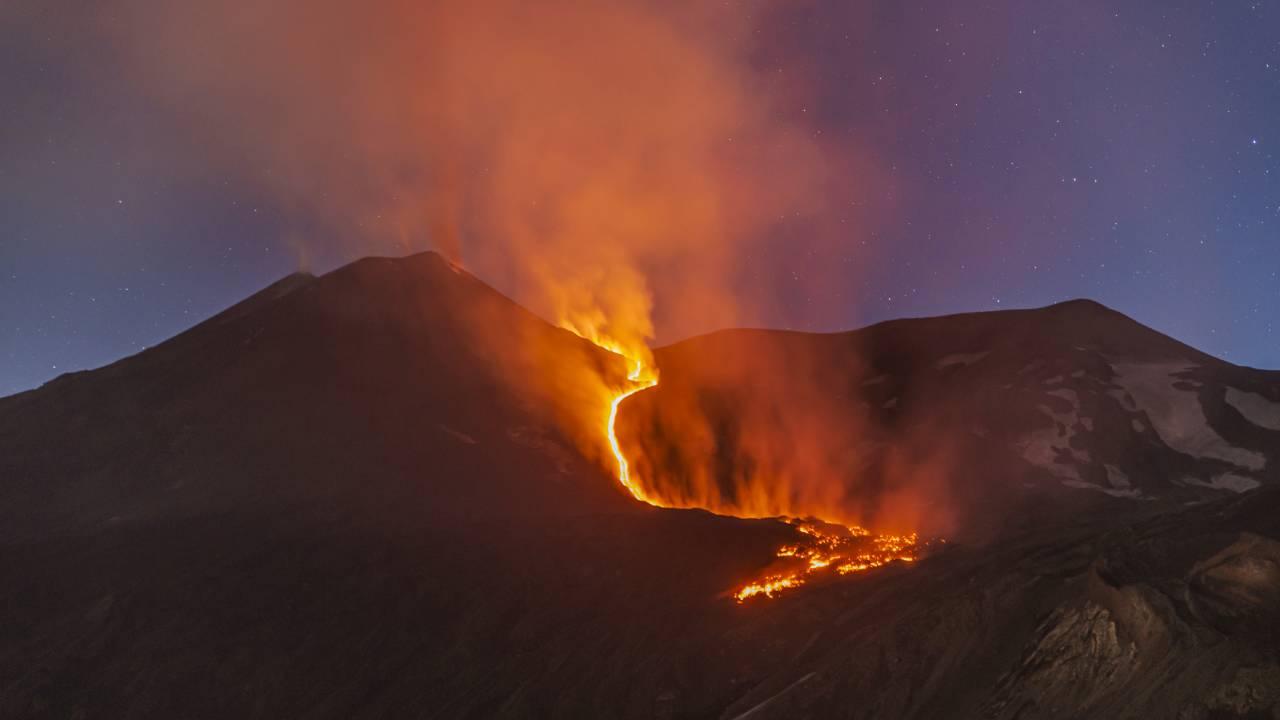 aktif etna yanardağı yeniden faaliyete geçti