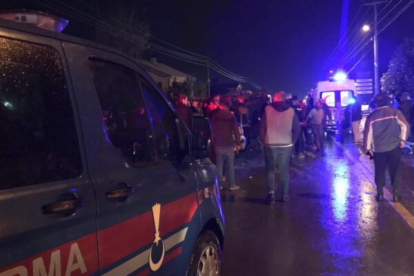 Akyazı’da Zincirleme Kaza: 3 Araç Birbirine Girdi