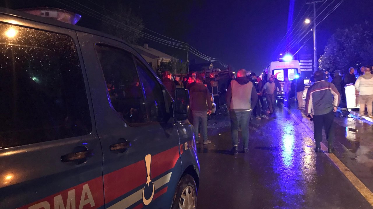 akyazıda zincirleme kaza 3 araç birbirine girdi
