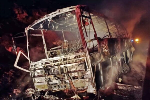 Alev Alıp Yanan Servis Otobüsü Kullanılmaz Hale Geldi