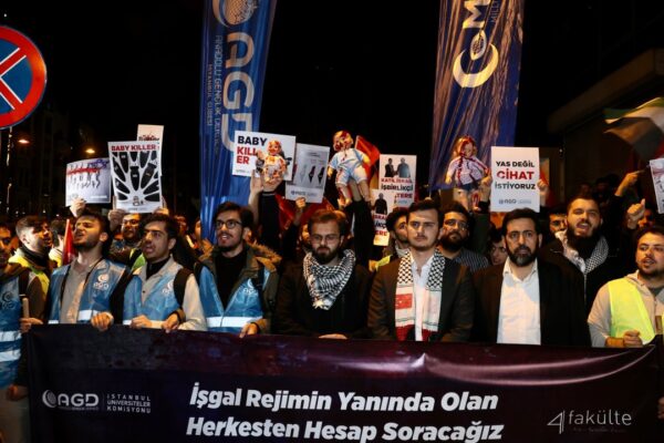 Anadolu Gençlik Derneği İngiltere’yi Protesto Etti