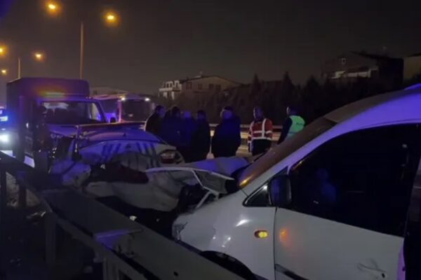 Anadolu Otoyolu’nda Düzensiz Göçmenleri Taşıyan Aracın Yol Açtığı Kazada 4’ü Polis 18 Kişi Yaralandı