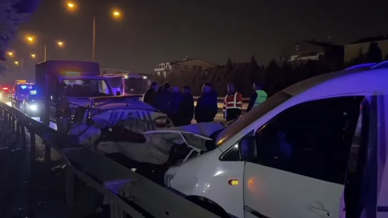 anadolu otoyolunda düzensiz göçmenleri taşıyan aracın yol açtığı kazada 4ü polis 18 kişi yaralandı