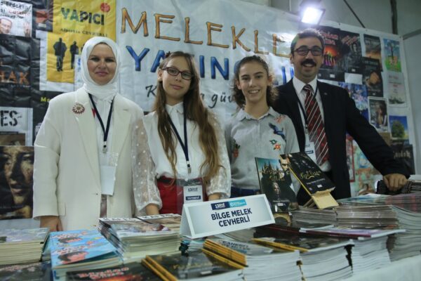 Anne Baba Ve İki Kızları 26 Kitap Yazdı