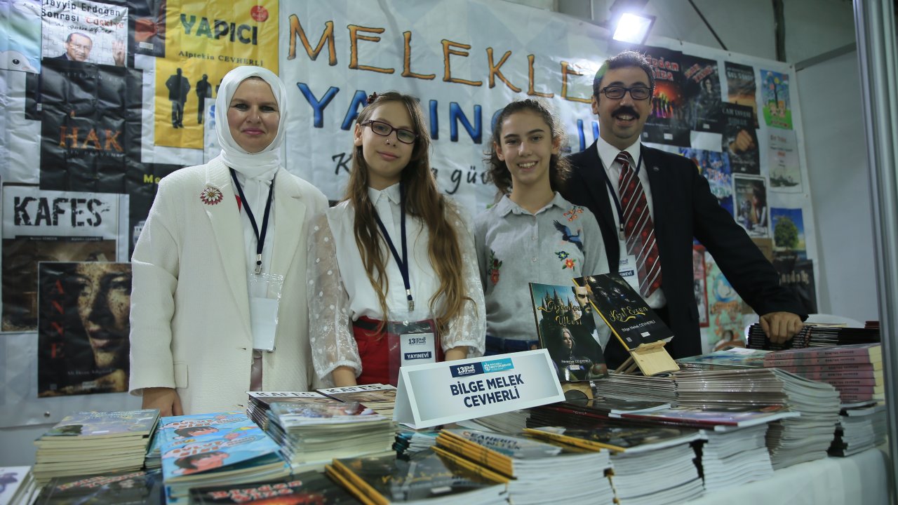 anne baba ve İki kızları 26 kitap yazdı