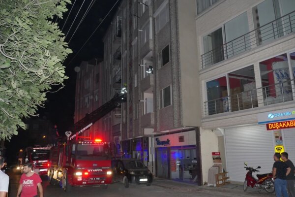 Apartmanda Çıkan Yangın Büyük Paniğe Yol Açtı