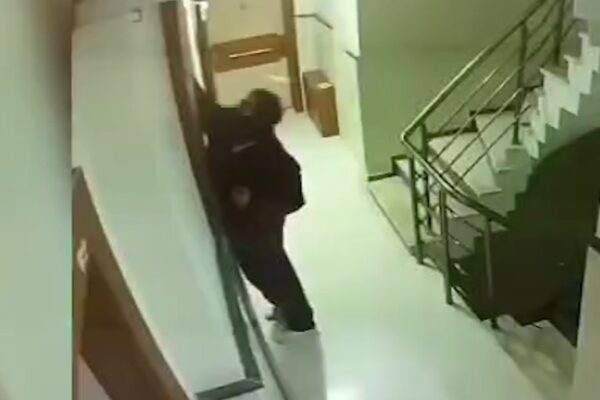 Apartmanın Acil Durum Işıklarını Söken Şahıs Yakalandı