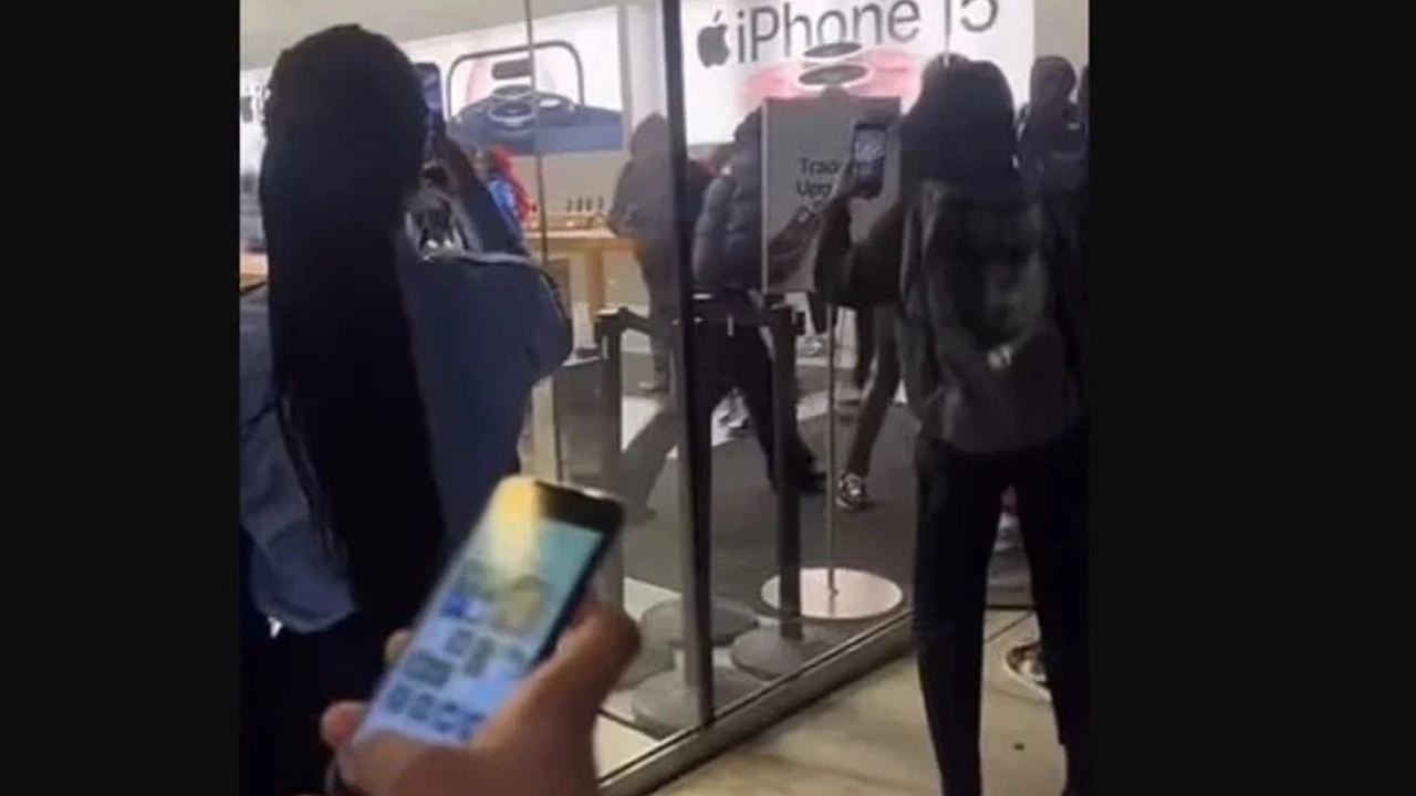 apple mağazası yağmalandı abdde bir grup yağmacı İphone 15 ve yeni Çıkan Ürünleri Çaldı