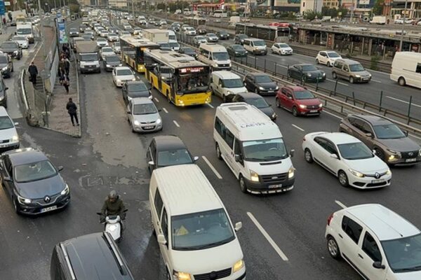 Ara Tatilin Bitmesiyle İstanbul’da Trafik Yoğunluğu Başladı