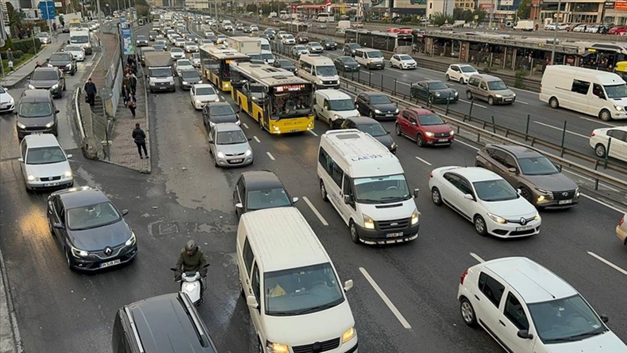 ara tatilin bitmesiyle İstanbulda trafik yoğunluğu başladı