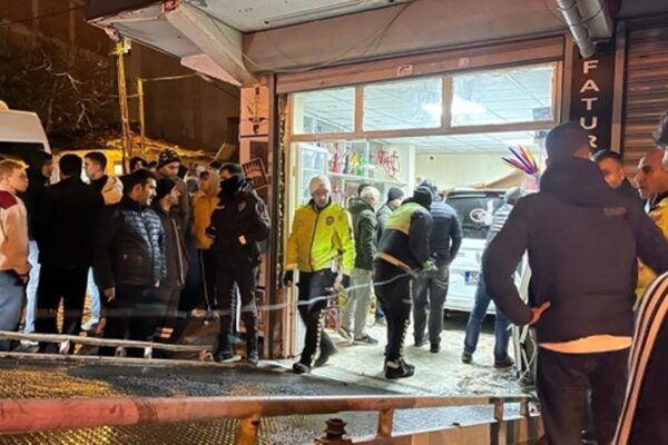 Araç İş Yerine Girdi: 2 Kişi Yaralandı