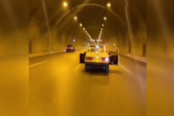 Araç Kapası Açık Trafikte İlerleyen Sürücünün Ehliyetine El Konuldu