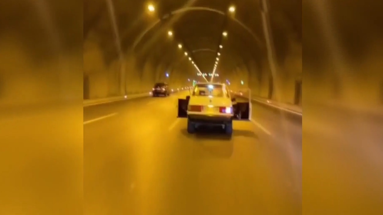 araç kapası açık trafikte İlerleyen sürücünün ehliyetine el konuldu