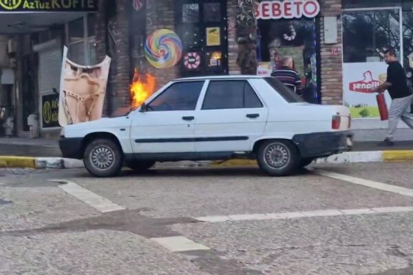 Araçta Meydana Gelen Yangını Esnaf Söndürdü