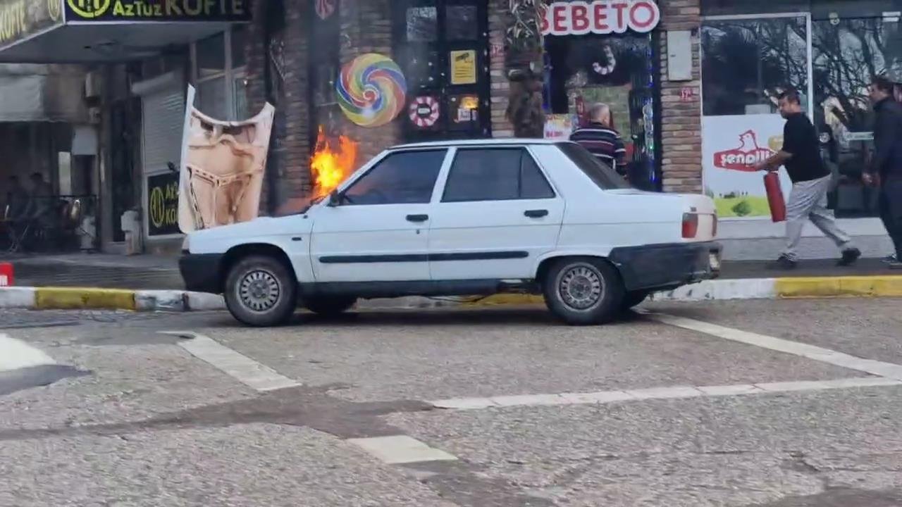 araçta meydana gelen yangını esnaf söndürdü