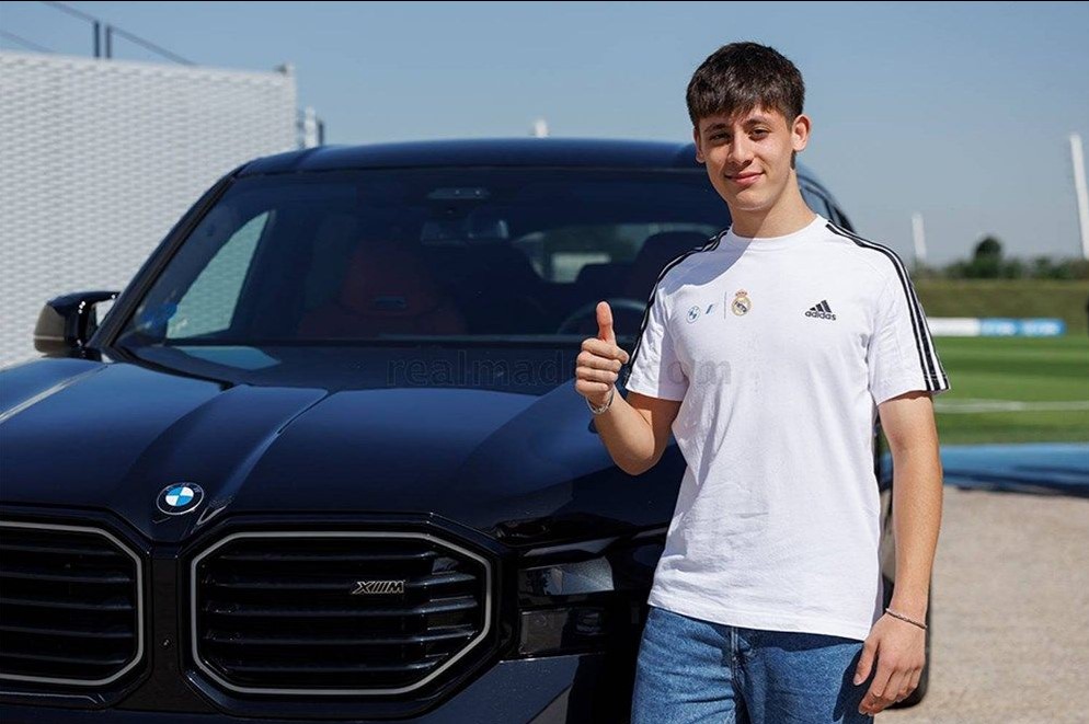 arda-gulere-hediye-edilen-2023-bmw-kac-para-iste-dudak-ucuklatan-fiyati2.jpg