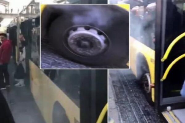 Arızalanan Metrobüsün Tekerleklerinden Dumanlar Yükseldi