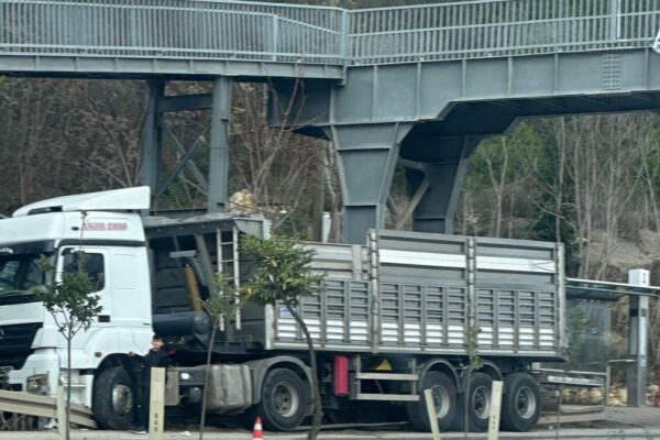 Arızaya Bakmak İçin İndiği Tır Hareket Edince Yaralandı