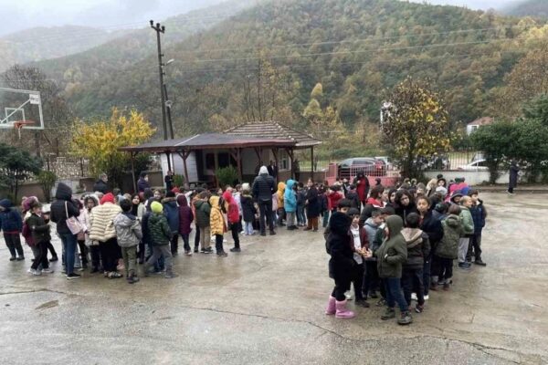 Armutlu’da Deprem Sonrası Okullar Tatil Edildi