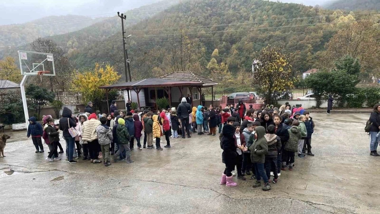 armutluda deprem sonrası okullar tatil edildi