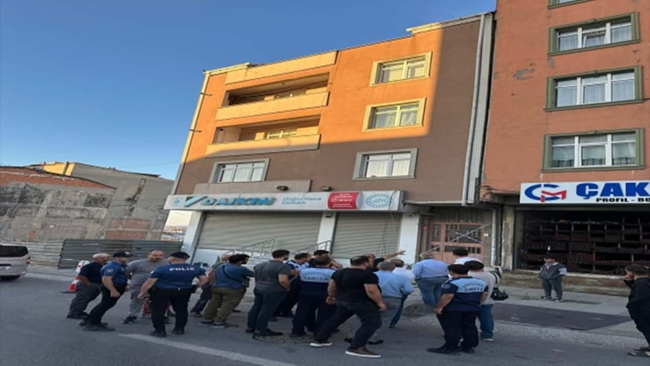 arnavutköyde yan tarafındaki İnşaat Çalışması bina tahliyesini zorunlu kıldı