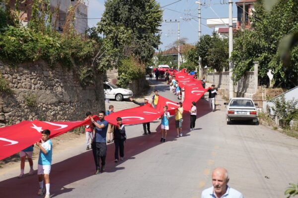 Avrupa Hareketlilik Haftası’nda 100 Metrelik Türk Bayrağı İle Yürüyüş Yapıldı