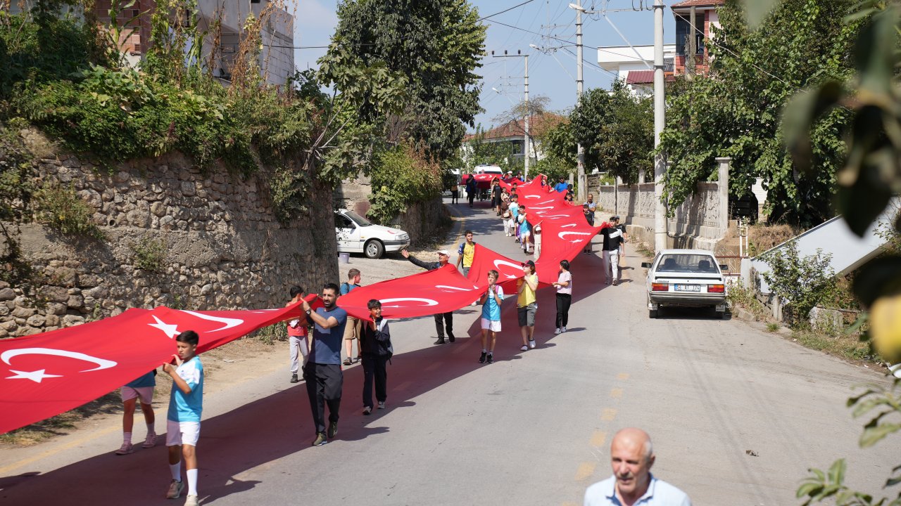 avrupa hareketlilik haftasında 100 metrelik türk bayrağı İle yürüyüş yapıldı