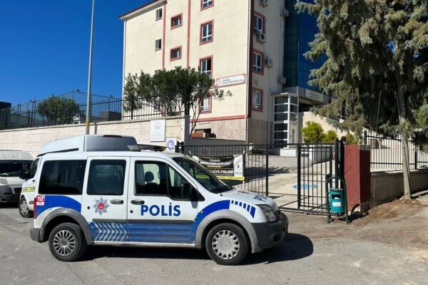 Aydın Kuşadası’nda Akıl Almaz Olay! Kızlar Tuvaletine Kamera Koyan Hizmetli Tutuklandı