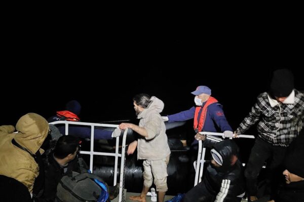 Ayvalık açıklarında 20 düzensiz göçmen kurtarıldı