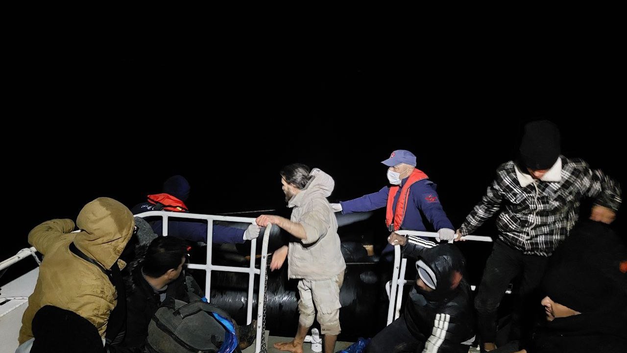 ayvalık açıklarında 20 düzensiz göçmen kurtarıldı