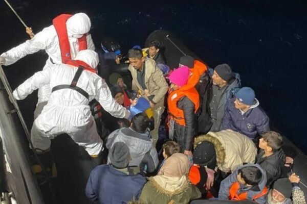 Ayvalık açıklarında 48 düzensiz göçmen yakalandı