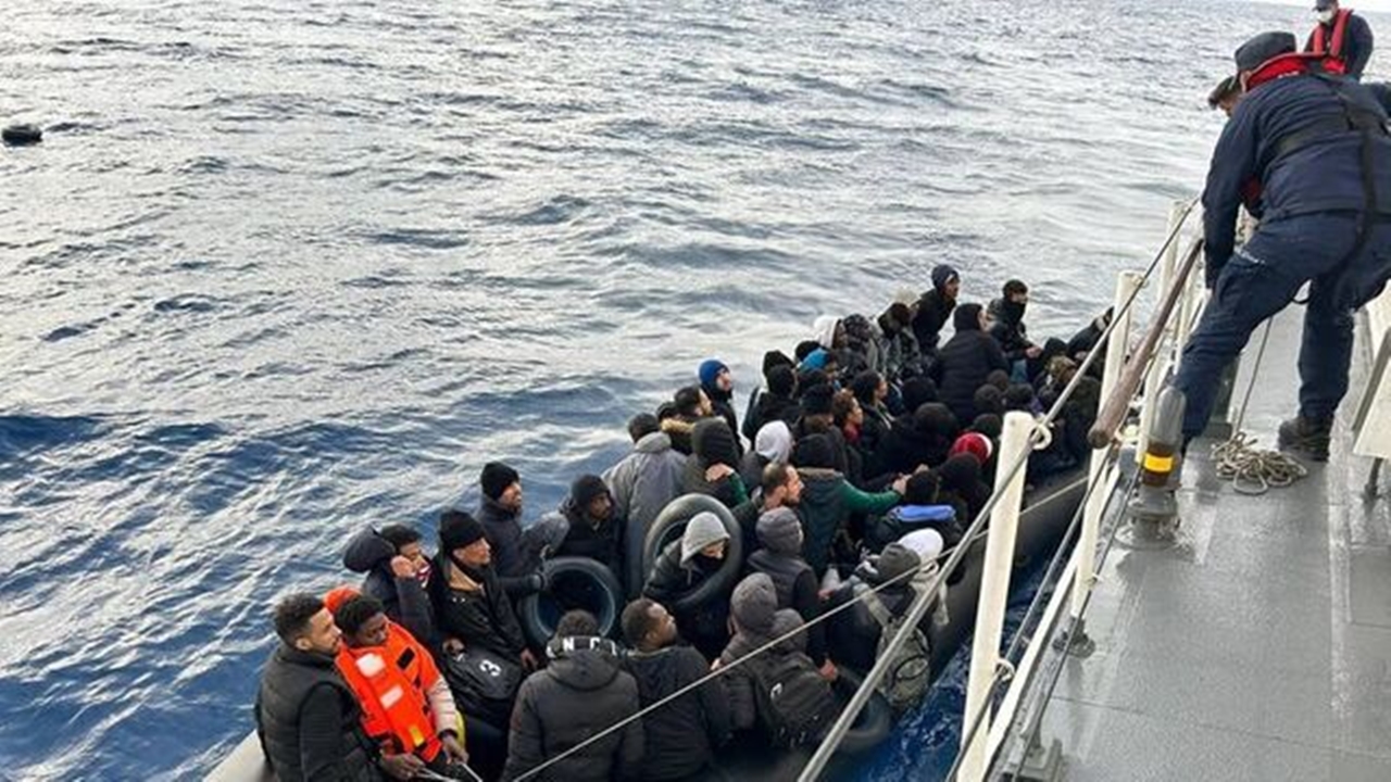 Ayvalık Açıklarında 55 Göçmen Yakalandı