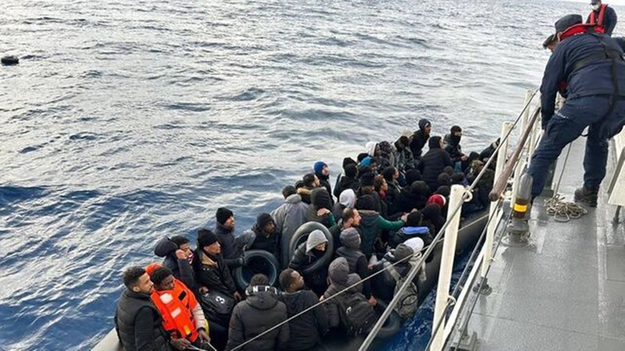 ayvalık açıklarında 55 göçmen yakalandı