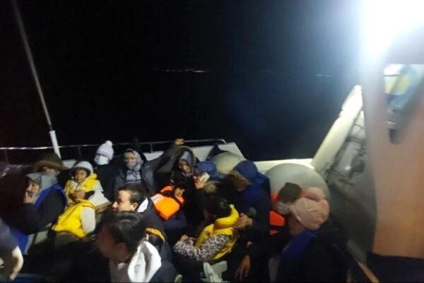 Ayvalık Açıklarında Geri İtilen 34 Göçmen Kurtarıldı