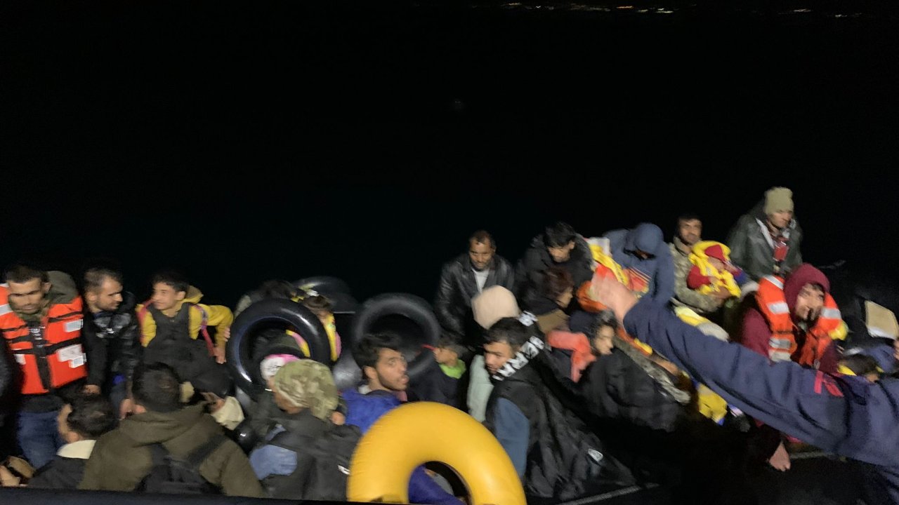 ayvalık açıklarında göçmen operasyonu
