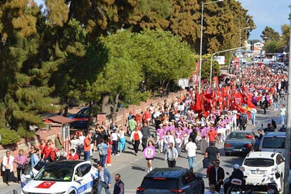 Ayvalık’ta Cumhuriyet Kutlamaları İçin Kortej Yürüyüşü Düzenlendi