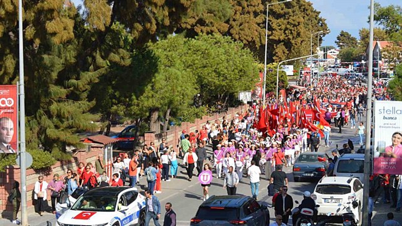 ayvalıkta cumhuriyet kutlamaları İçin kortej yürüyüşü düzenlendi