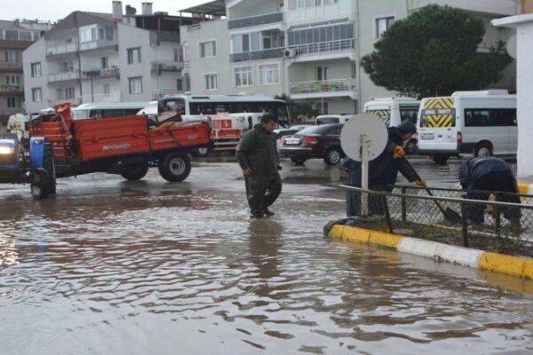 Ayvalık’ta Etkili Olan Sağanak Nedeniyle Su Baskınları Yaşandı