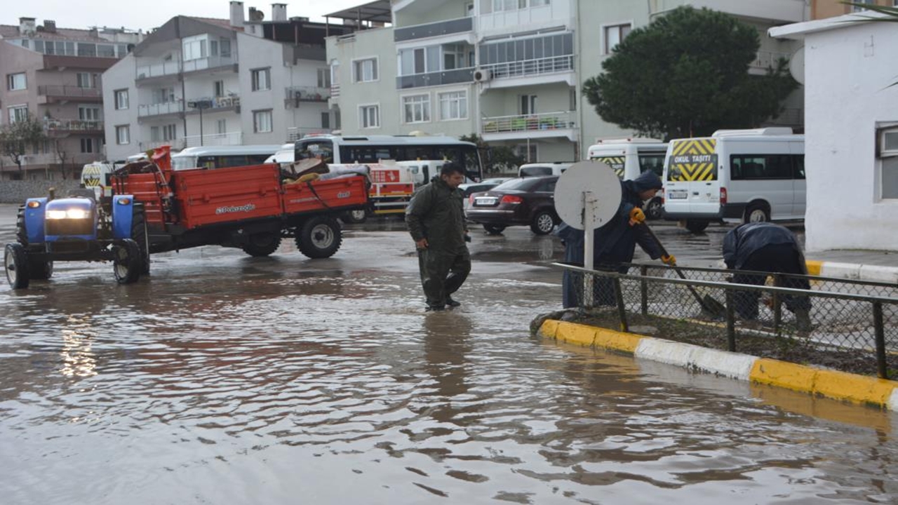 ayvalıkta etkili olan sağanak nedeniyle su baskınları yaşandı
