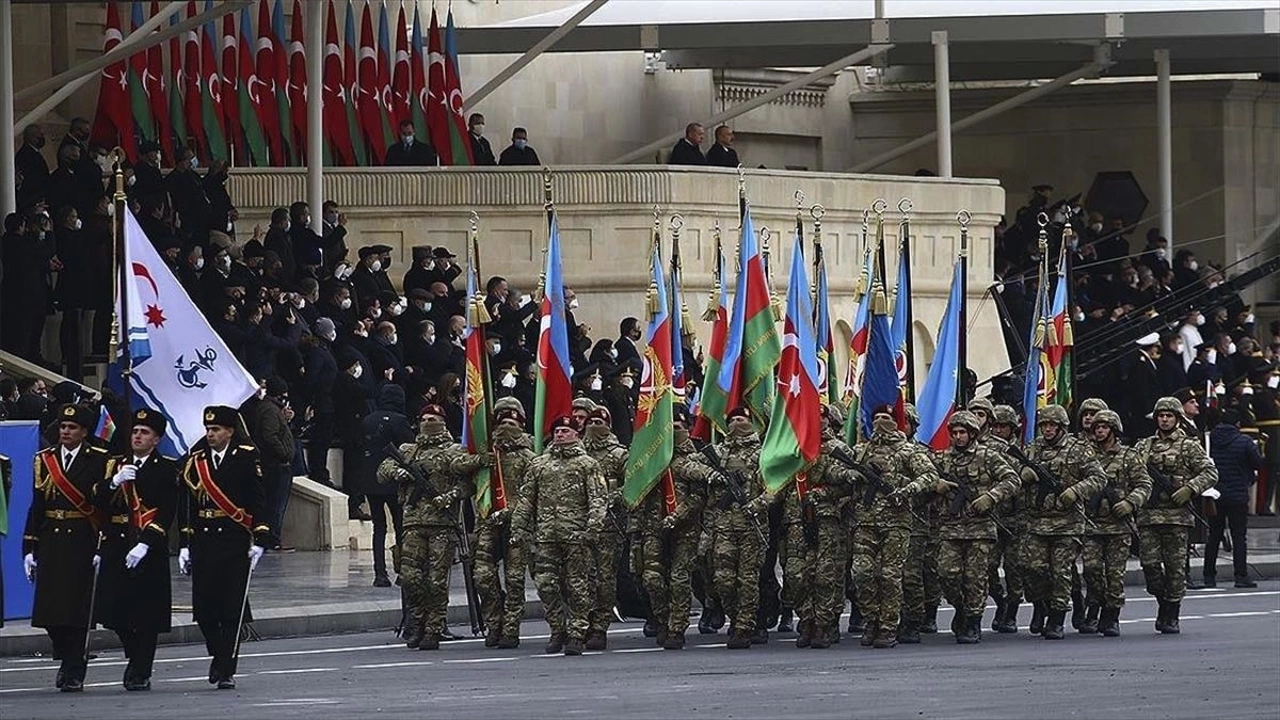 azerbaycan zaferini kutluyor