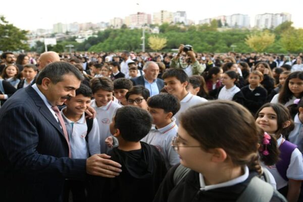 Bakan Tekin Şehit Polis Ortaokulu’nda Bayrak Törenine Katıldı