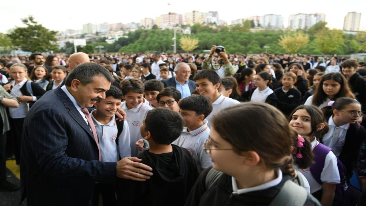 bakan tekin Şehit polis ortaokulunda bayrak törenine katıldı